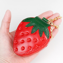ヘタ付きいちごなチャームポーチ（イヤホンケース・小物入れ）／本革製 2枚目の画像