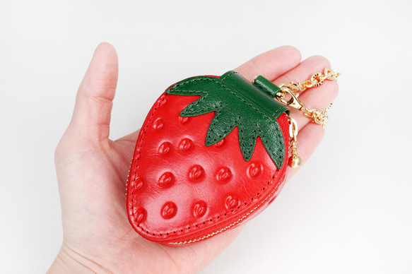 ヘタ付きいちごなチャームポーチ（イヤホンケース・小物入れ）／本革製 2枚目の画像