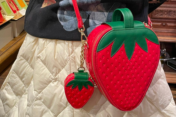 ヘタ付きいちごなチャームポーチ（イヤホンケース・小物入れ）／本革製 11枚目の画像