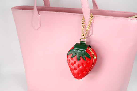 ヘタ付きいちごなチャームポーチ（イヤホンケース・小物入れ）／本革製 10枚目の画像