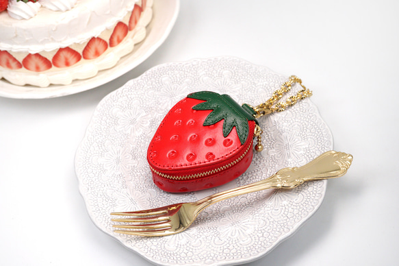 ヘタ付きいちごなチャームポーチ（イヤホンケース・小物入れ）／本革製 1枚目の画像