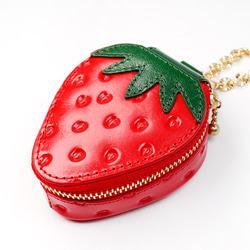 ヘタ付きいちごなチャームポーチ（イヤホンケース・小物入れ）／本革製 4枚目の画像