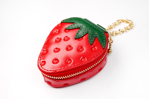 ヘタ付きいちごなチャームポーチ（イヤホンケース・小物入れ）／本革製 4枚目の画像