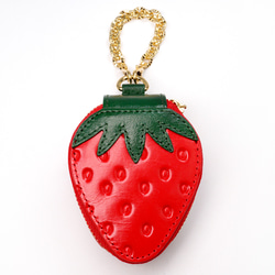 ヘタ付きいちごなチャームポーチ（イヤホンケース・小物入れ）／本革製 3枚目の画像