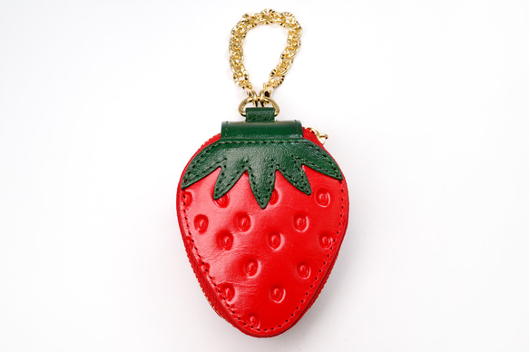 ヘタ付きいちごなチャームポーチ（イヤホンケース・小物入れ）／本革製 3枚目の画像