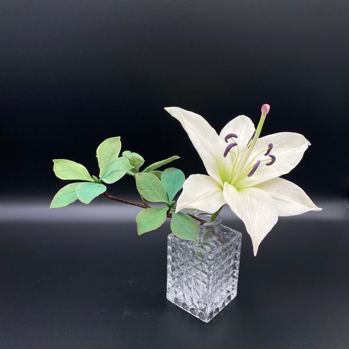 本物みたいな粘土のお花 ☆ 純白のカサブランカとドウダンツツジ