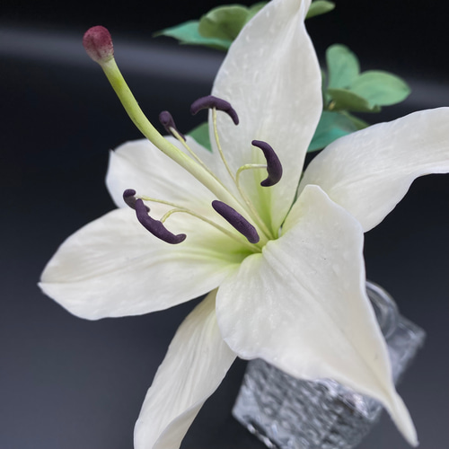 本物みたいな粘土のお花 ☆ 純白のカサブランカとドウダンツツジ