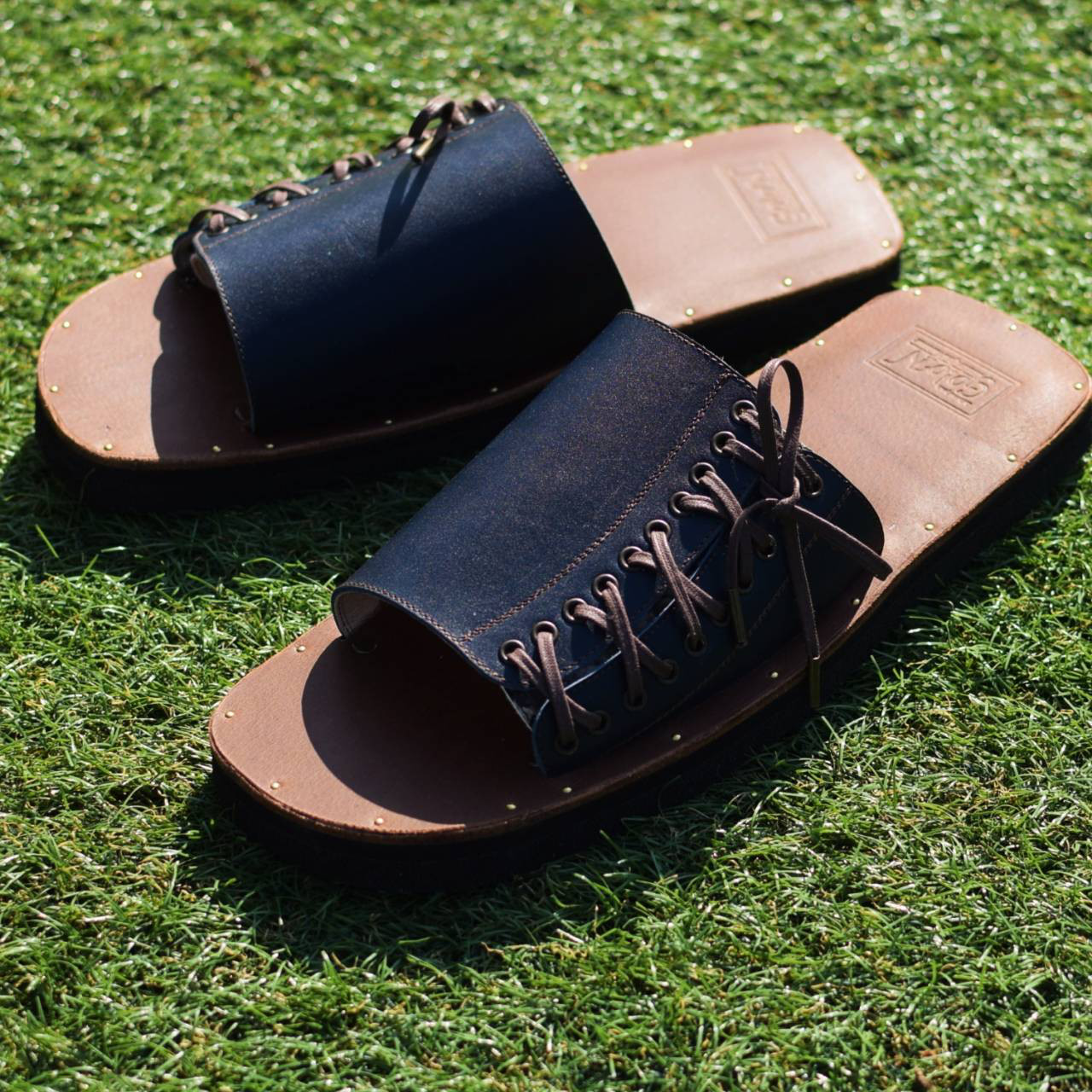 【受注生産：ネイビーxブラウン】春から秋まで使える経年変化が楽しいサイドレースレザーサンダル【22cm～27cm】 16,280円
