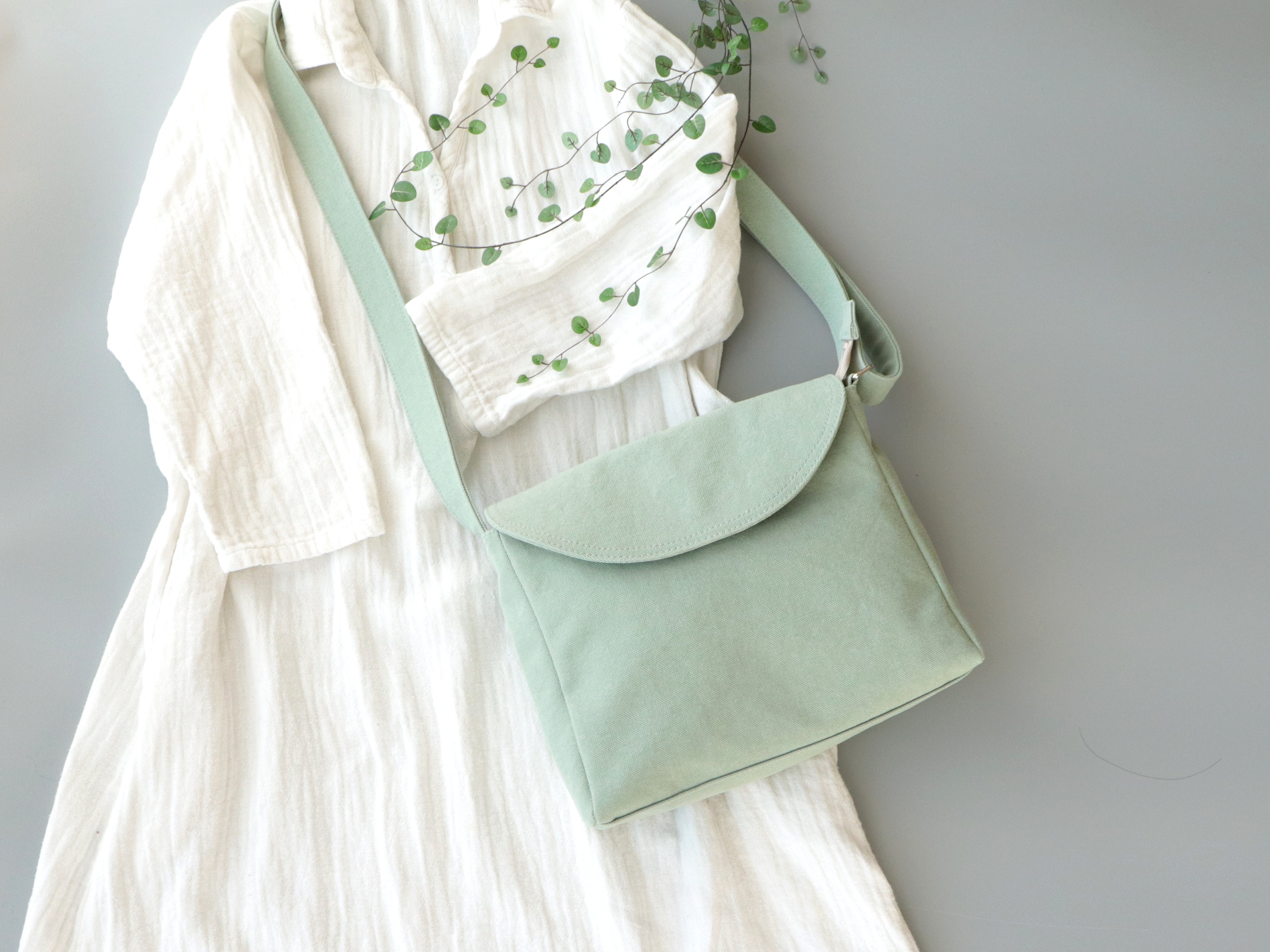 フラップポシェット＊余裕のサイズ感＊身軽なお出掛けに（ペールグリーン）