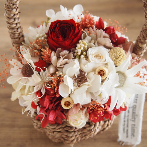 バスケットのフラワーアレンジメント/プリザーブドフラワー