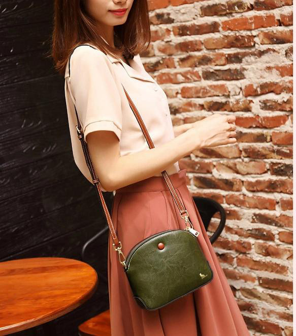 本革 ショルダー レディースバッグ 斜めがけショルダー付き ボディバッグ 長財布が入る　猫ログ選べる！ 4枚目の画像