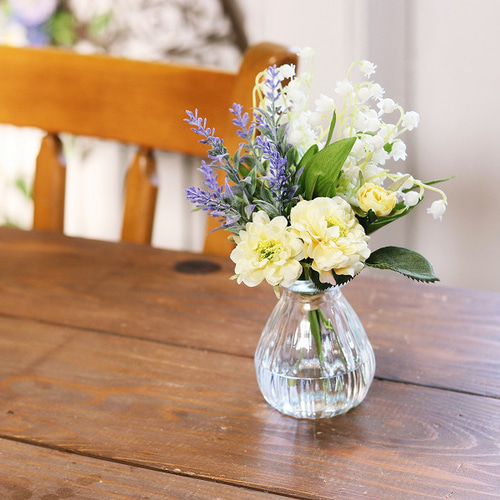 最終特別価格　OKURA 蘭デザインのフレア型花瓶 1年中楽しめるお花「ミニ薔薇とスズランのブーケ」ガラス器アレンジ