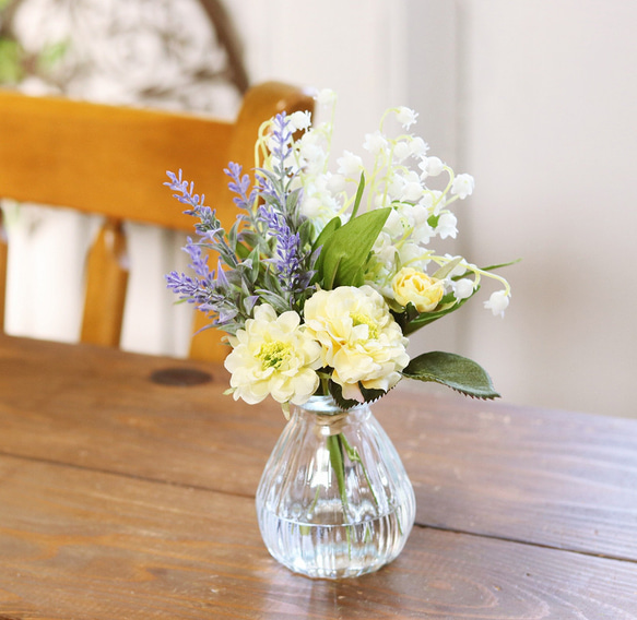1年中楽しめるお花「ミニ薔薇とスズランのブーケ」ガラス器アレンジ