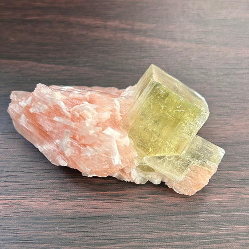 イエローアポフィライト（魚眼石）／ピンクスティルバイト 共生 原石