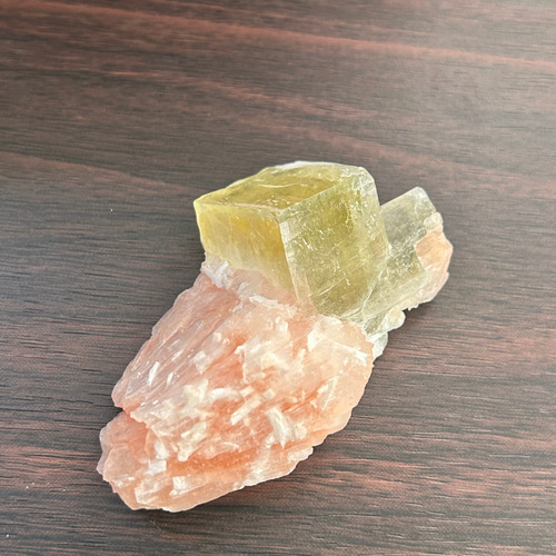 イエローアポフィライト（魚眼石）／ピンクスティルバイト 共生 原石