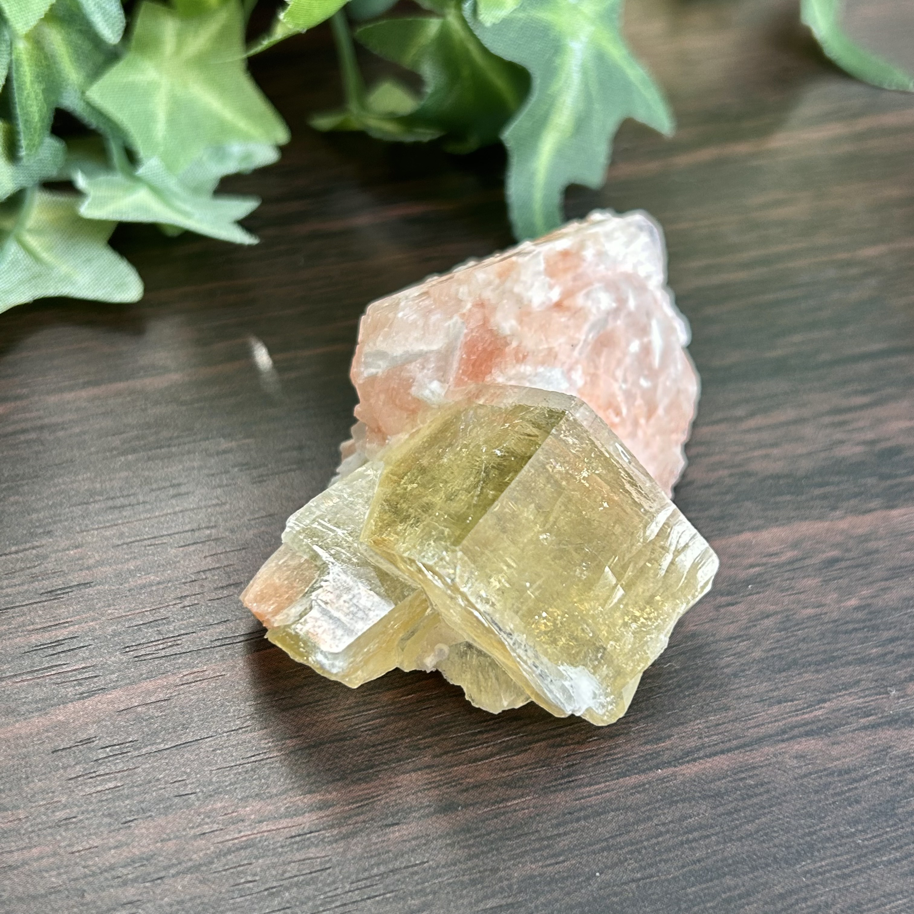 イエローアポフィライト（魚眼石）／ピンクスティルバイト　共生　原石　結晶　1個　アイリス　レア　天然石置物・インテリア