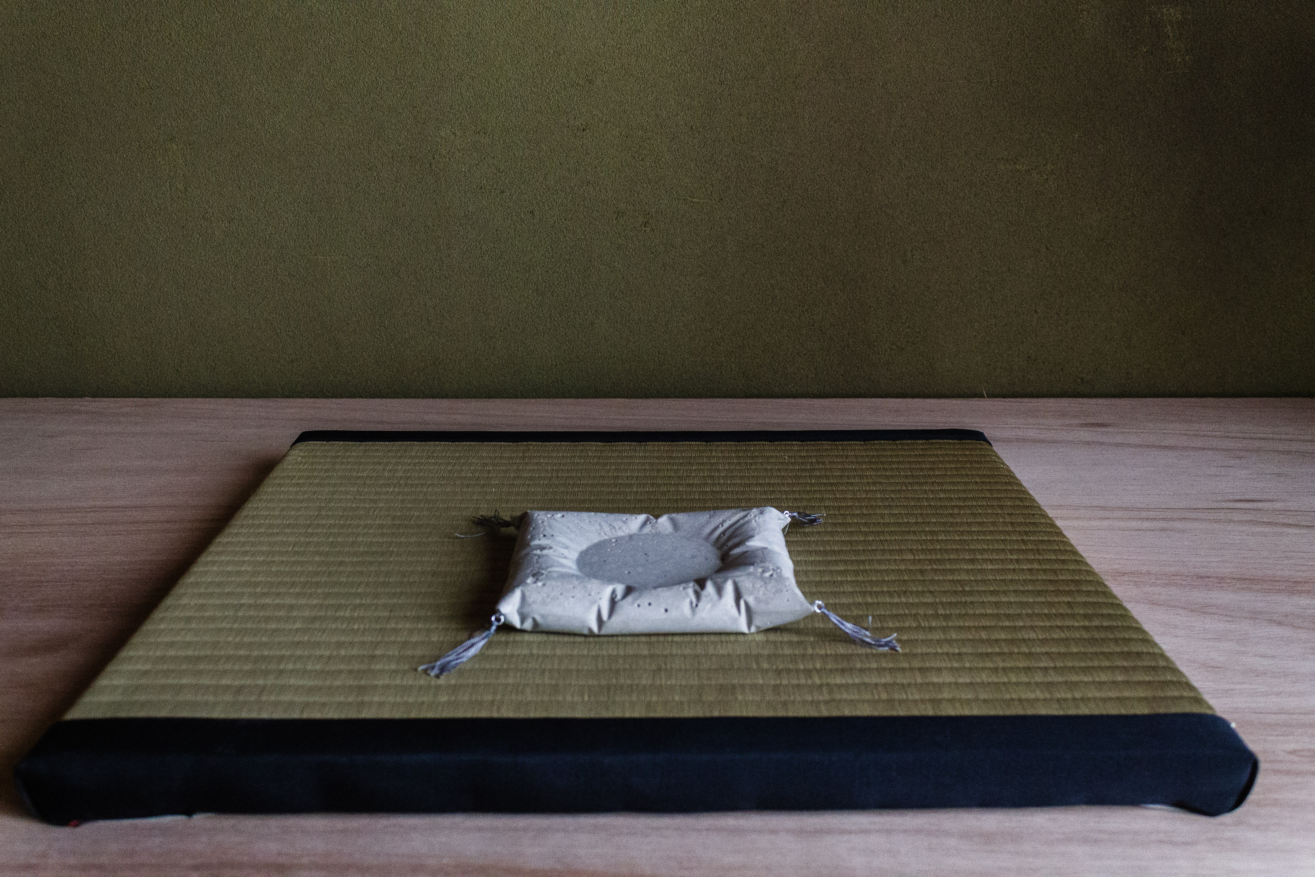 ZABUTONE~房付き~mini~金　置けば、そこはもう「上座」。 無意識的に空間は整い、特別な居場所となるのです。