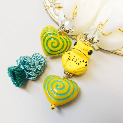 黄色いカエルの王子様とハートの森の耳飾り イエローフロッグ yellow