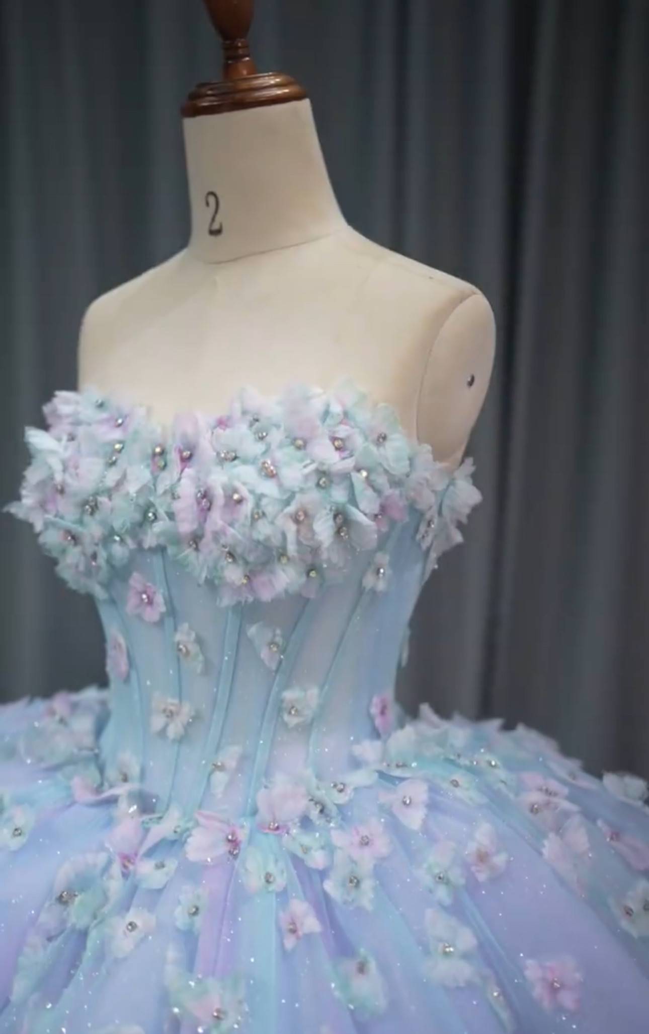 素材感が際立つ美し1着！オリジナル　チュール　立体的な花飾り　ビスチェ　上品なカラードレス　フレアスカート　前撮り二次会