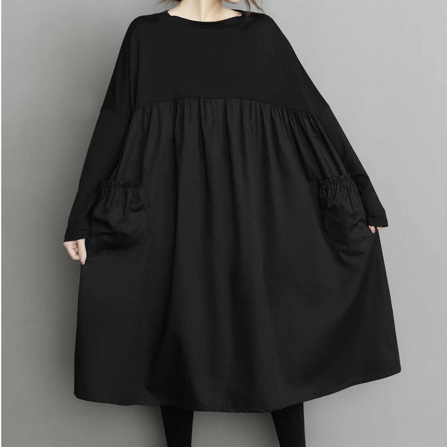 黒い人形の長袖ワンピース