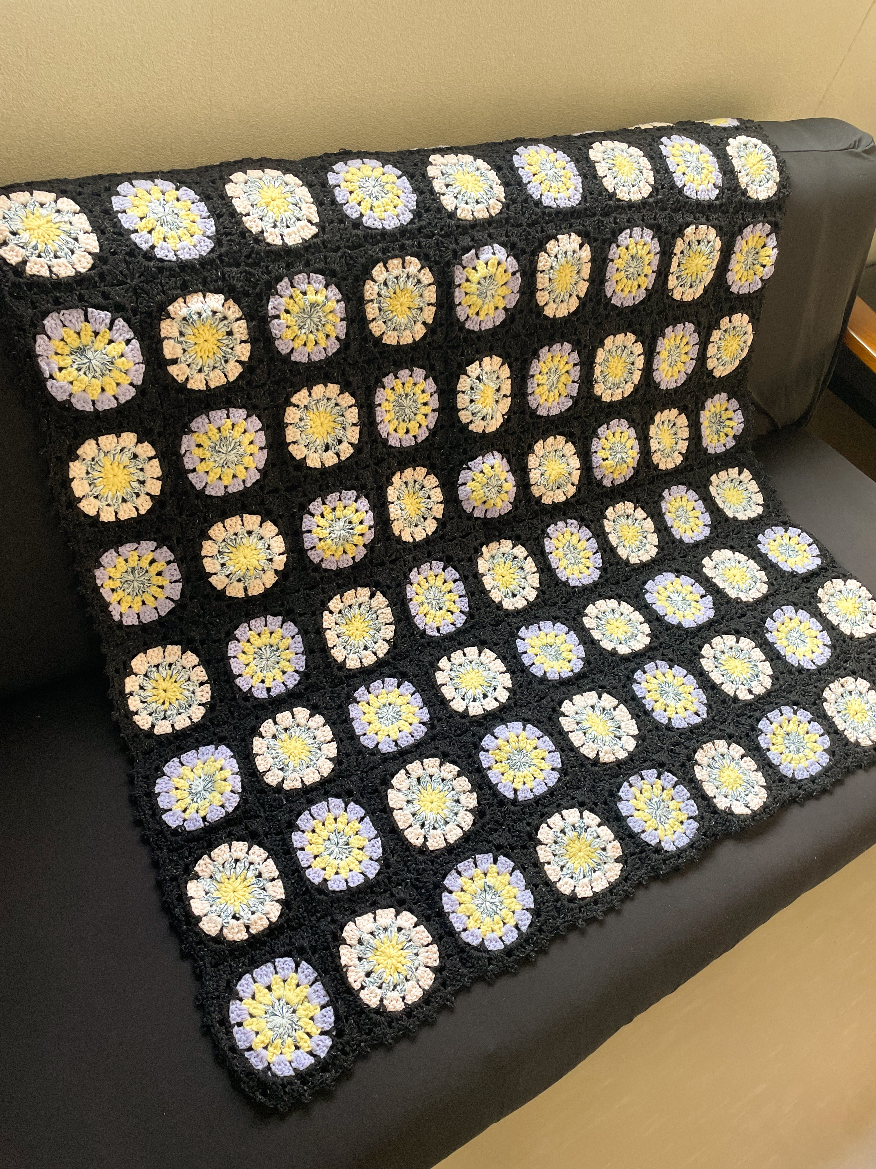 【送料無料】モチーフ編み　お花　お花モチーフ　ブランケット　ひざ掛け　モチーフつなぎ　ギフト　黒　マルチカバー　大判