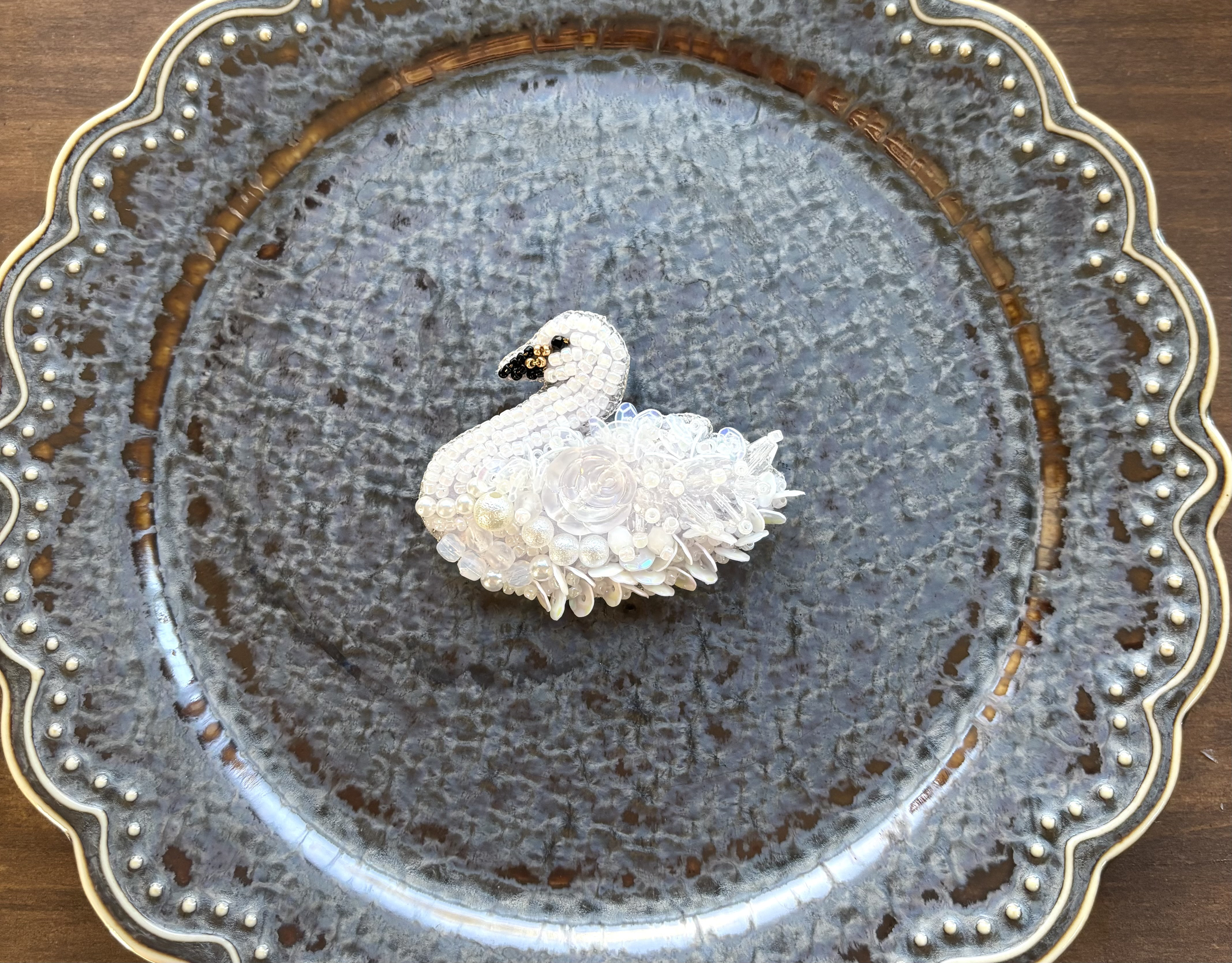 白鳥】ビーズ刺繍ブローチ ブローチ pega 通販 18984337｜Creema