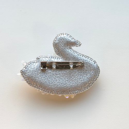 白鳥】ビーズ刺繍ブローチ ブローチ pega 通販 18984337｜Creema