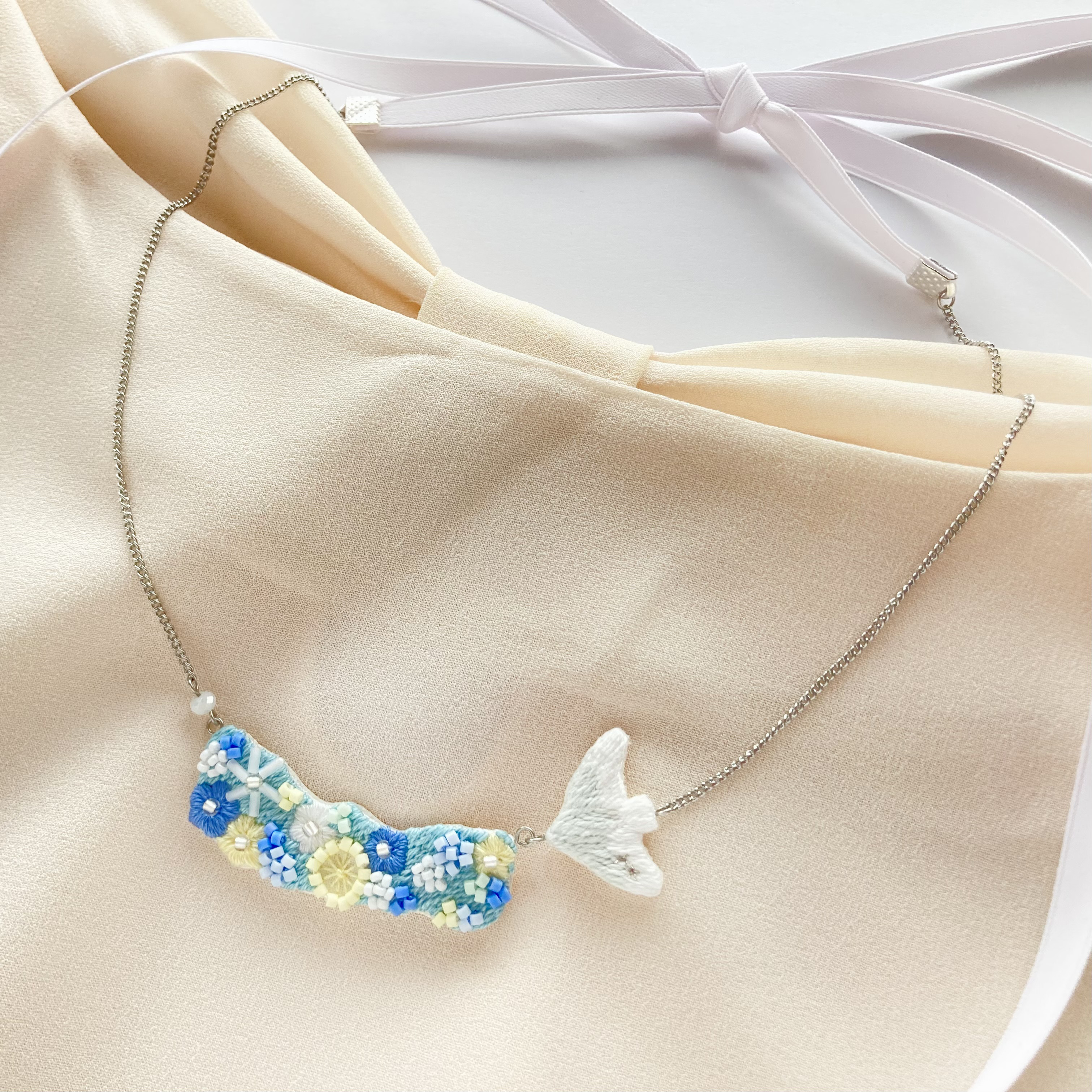 春をうたう　ビーズと刺繍のネックレス【grazioso】