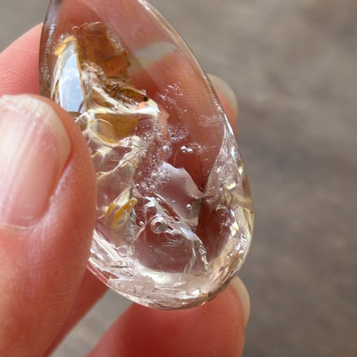 天然石の水晶。自然宝石。保護布袋入り。【状態良好　古代浪漫】。 希少】マダガスカル産☆水入り水晶☆土も入ってます☆古代の水☆46.8mm