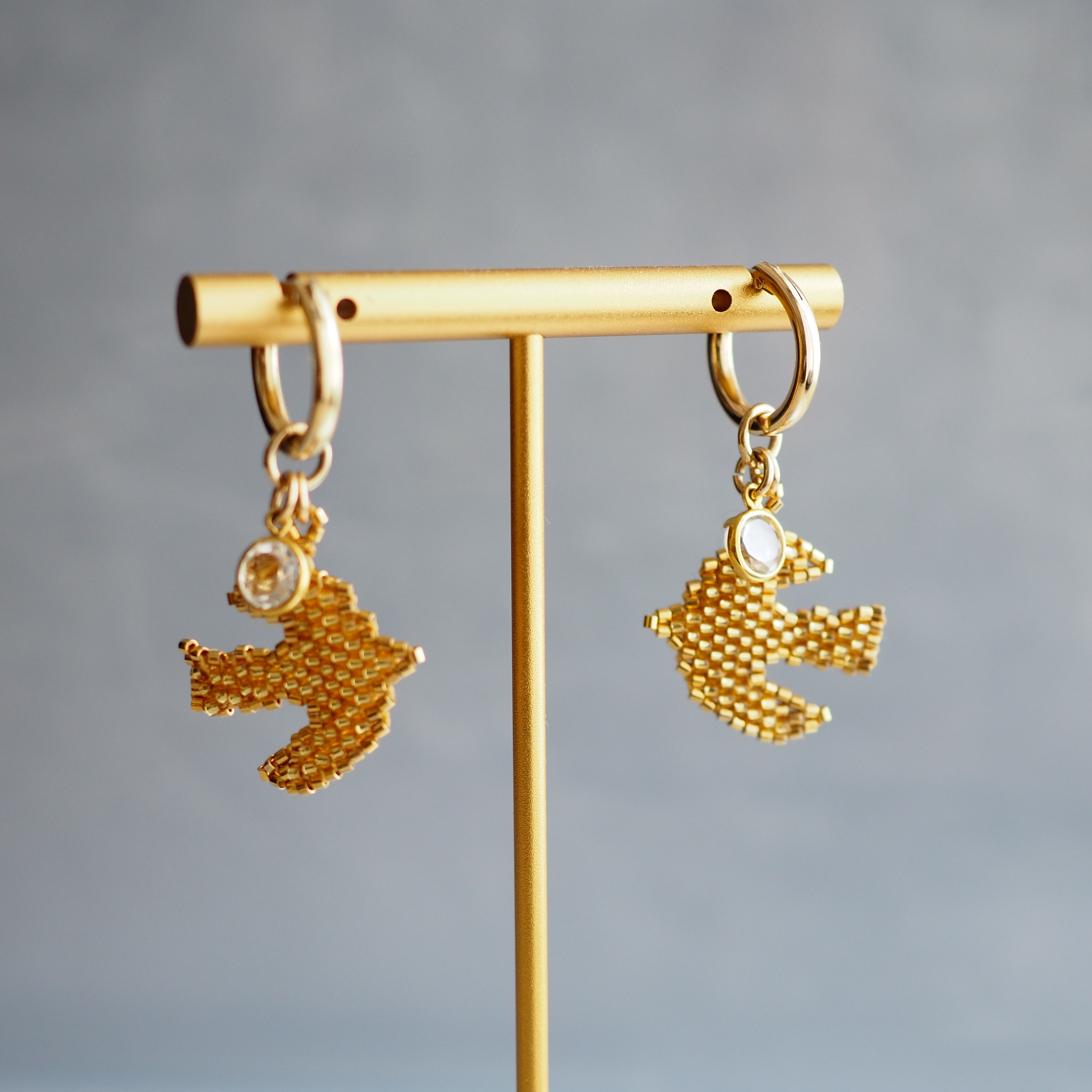 鳥とクォーツのゴールドフィルドフープピアス【受注】箱入りラッピング無料　送料無料