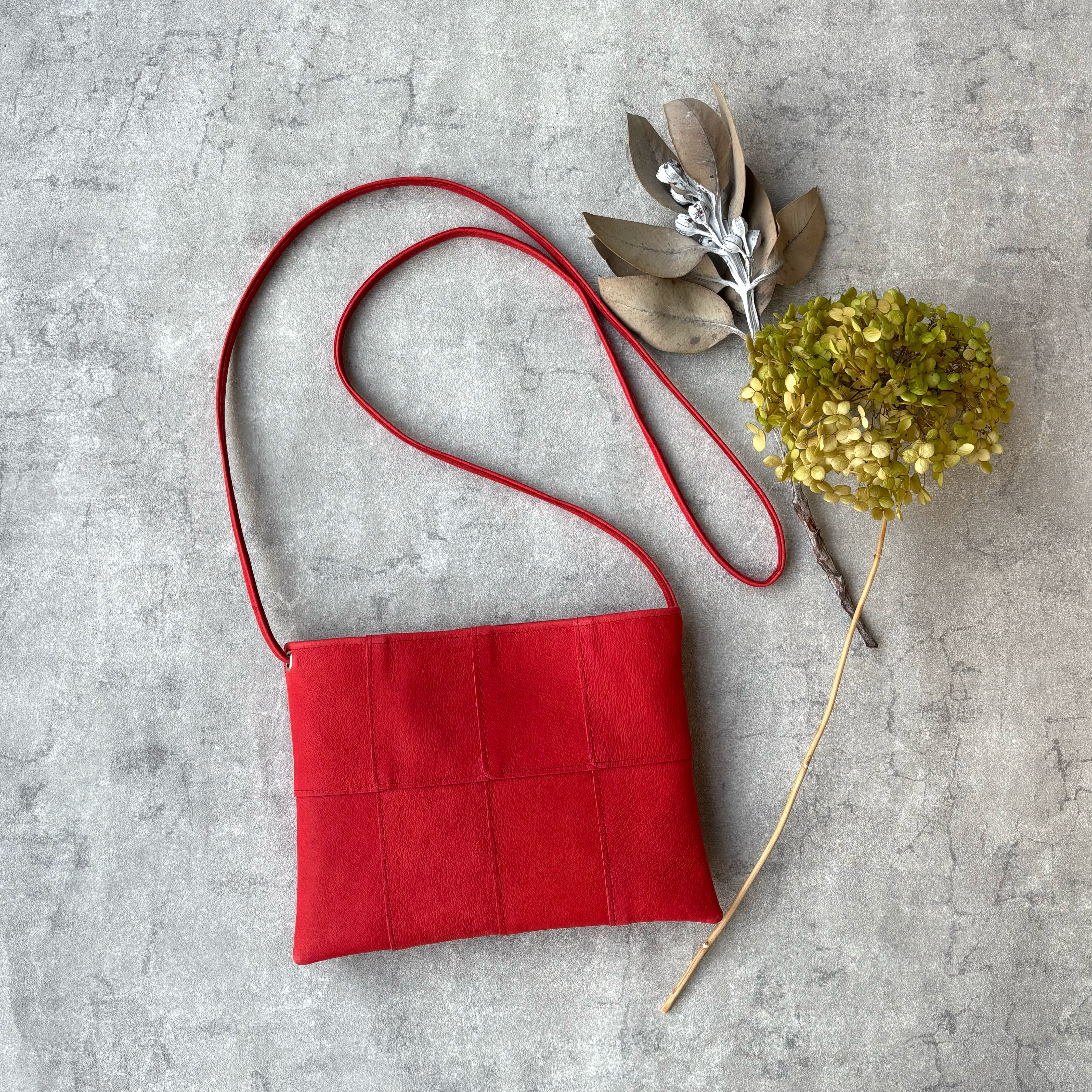 【カラーオーダー可】ピッグスキンのスマホポシェット　16ピース　レッド