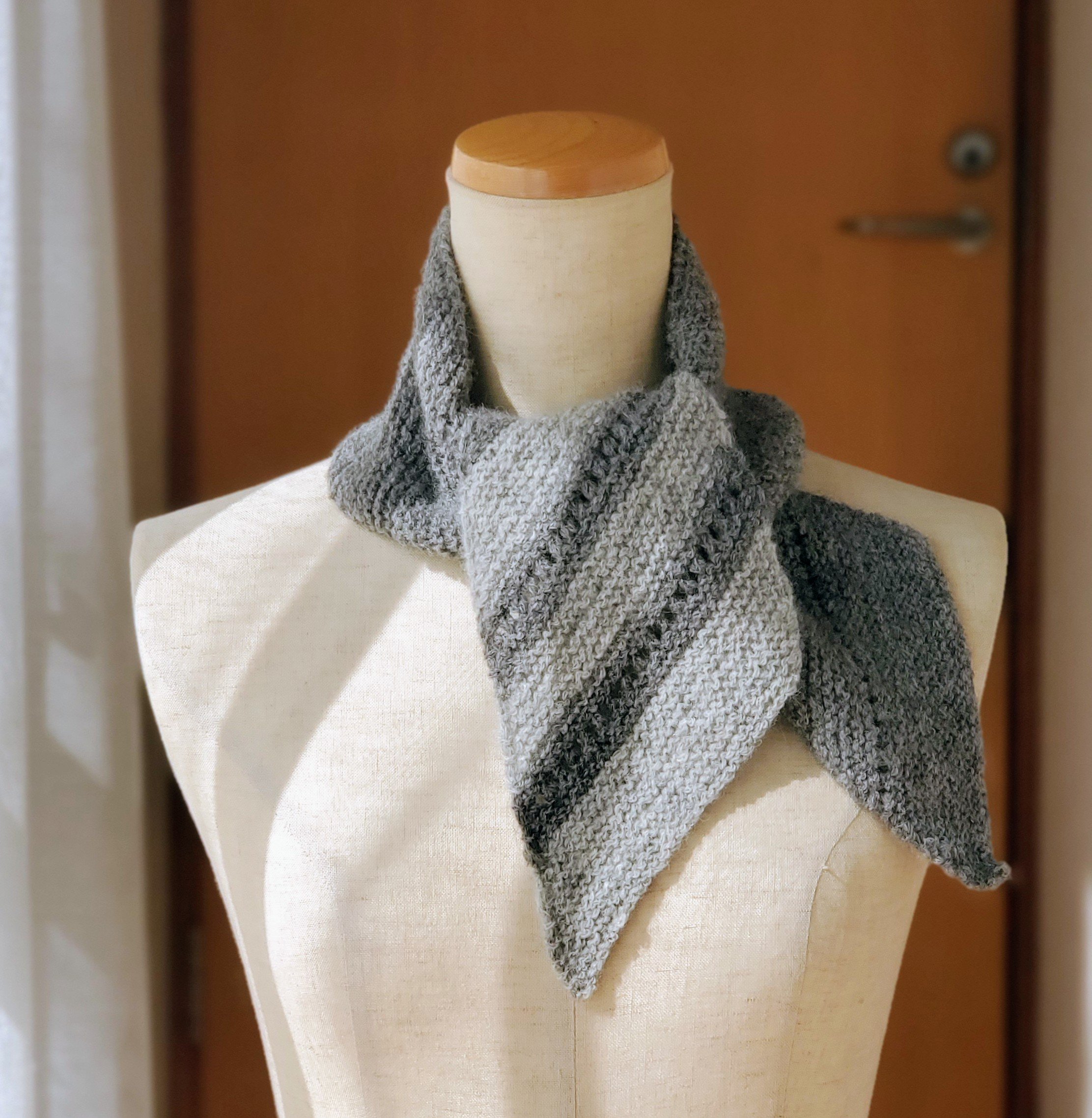 ロイヤルベビーアルパカ100%　手編みマフラー(細) ＊gray×lightgray ＊斜め柄