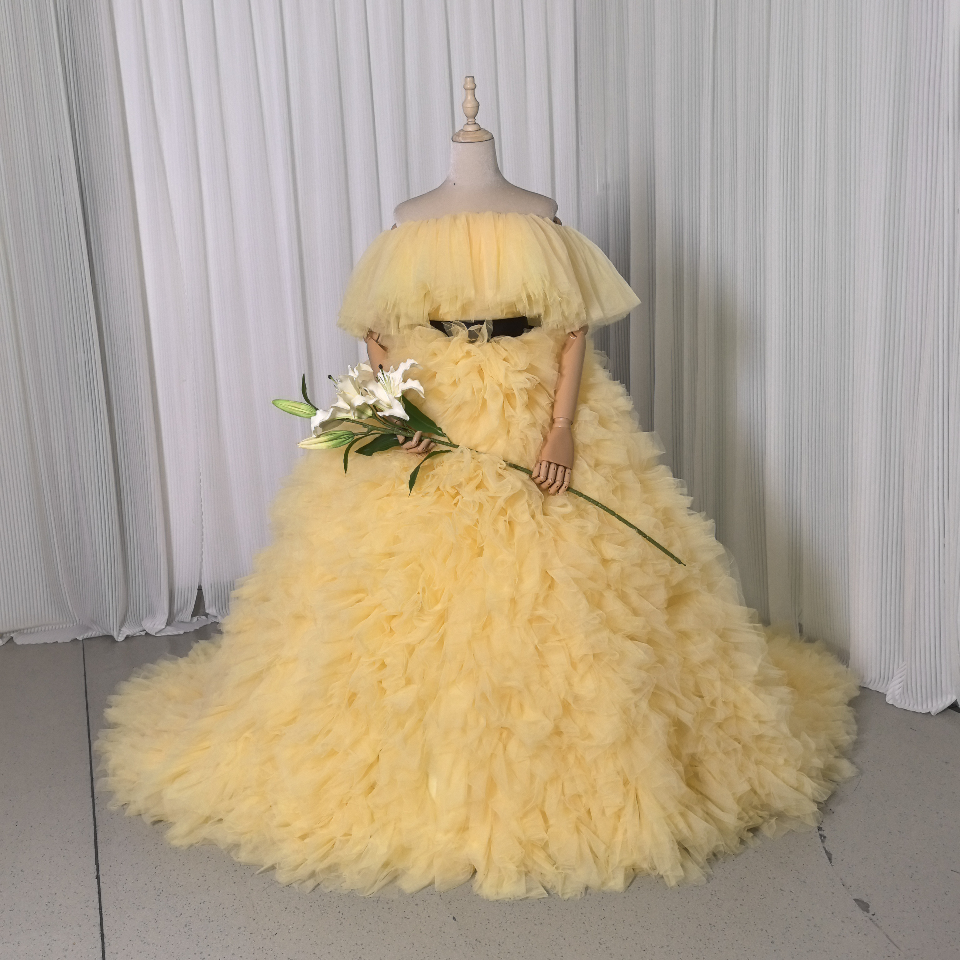 送料無料！カラードレス パステルイエロー  オフショルダー もこもこドレス チュールドレス 抜群のおしゃれ見え 目立つ