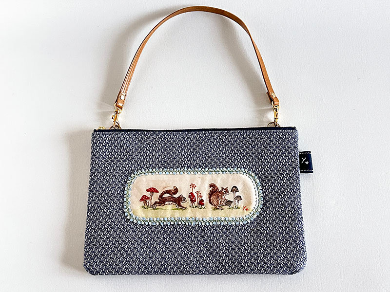 【即納品】追いかけっこするリスが愛らしい◎ウール×銅版画イラストのタブレットバッグ（iPad mini対応）