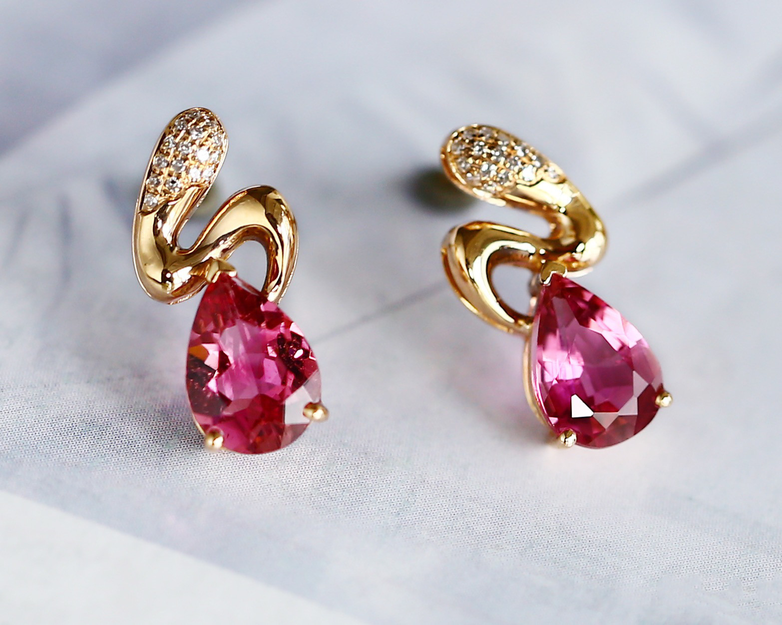 「高貴」K18YG 天然トルマリン　天然ダイヤモンド　上品　友情　希望　10月誕生石　3.1ct ピアス 25/3/1