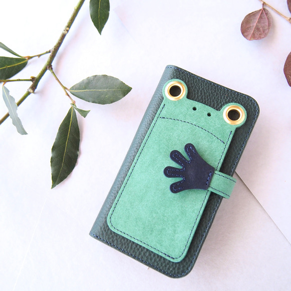 『ケロPhone』カエルと雨　カエルのスマホケース　手帳型ケース 1枚目の画像