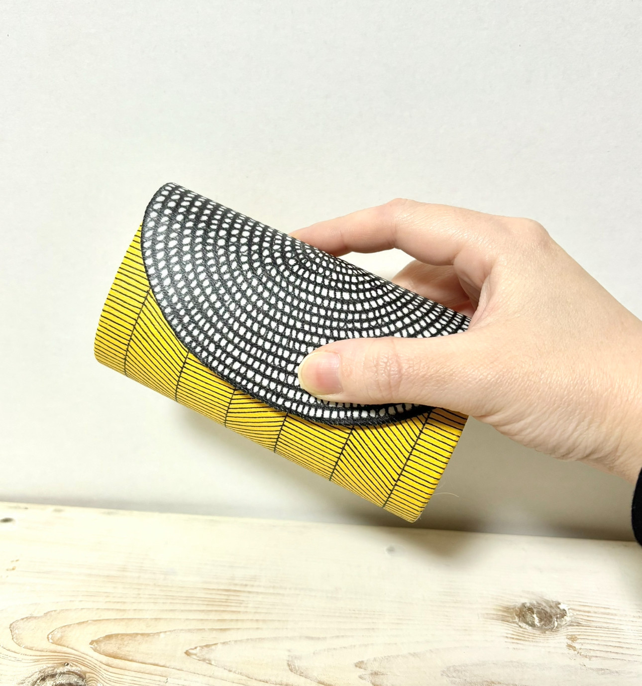 《受注制作・お札を折らずに収納出来る》  circle sak sak YELLOW    豆財布