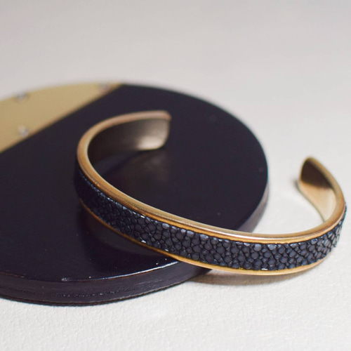 靴職人が作る】真鍮とエイ革のバングル【海の宝石、スティングレイ