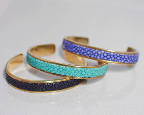 靴職人が作る】真鍮とエイ革のバングル【海の宝石、スティングレイ