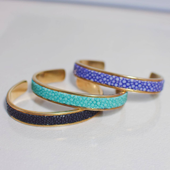 靴職人が作る】真鍮とエイ革のバングル【海の宝石、スティングレイ