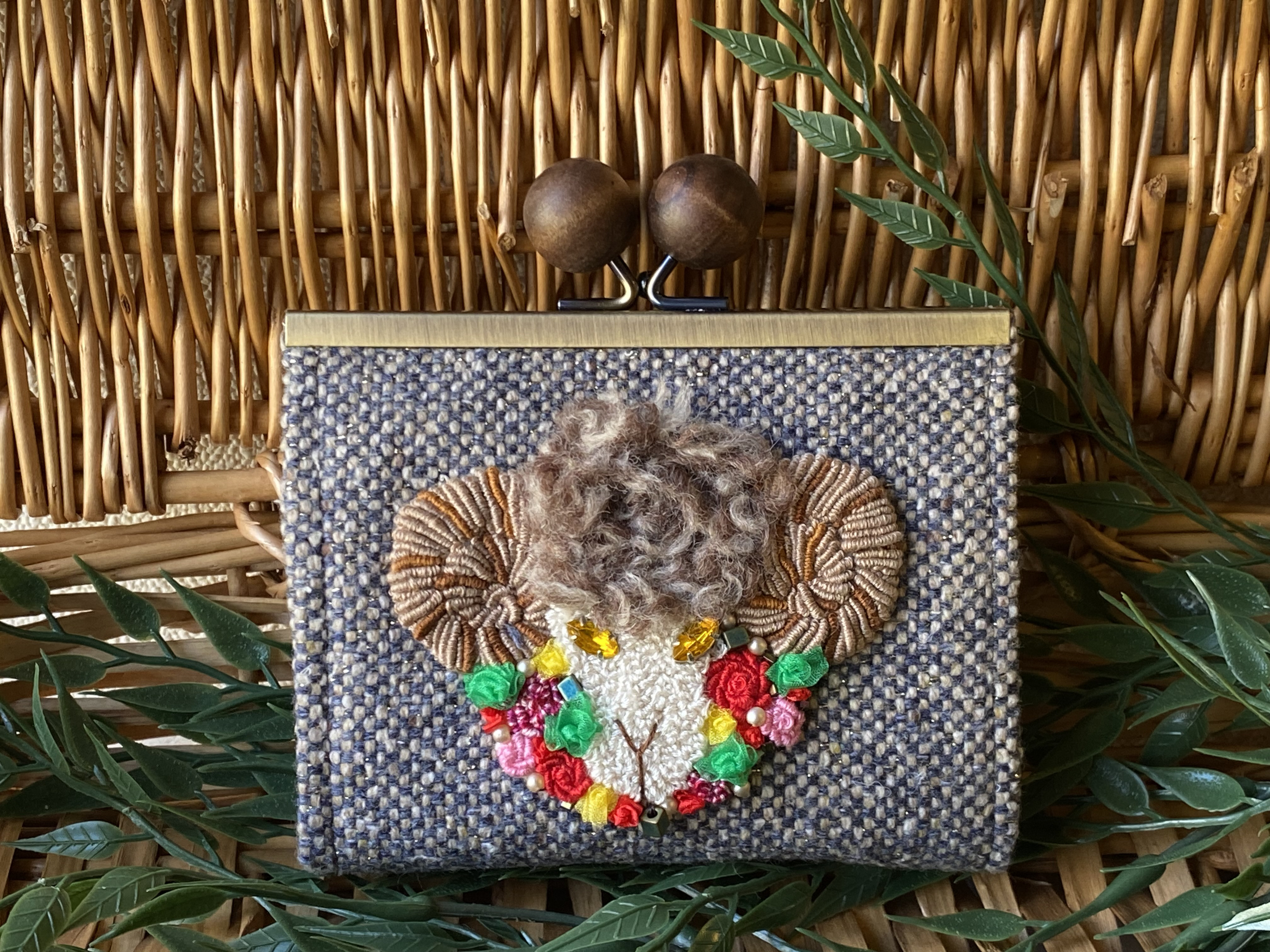 ひつじ刺繍のがま口ミニ財布