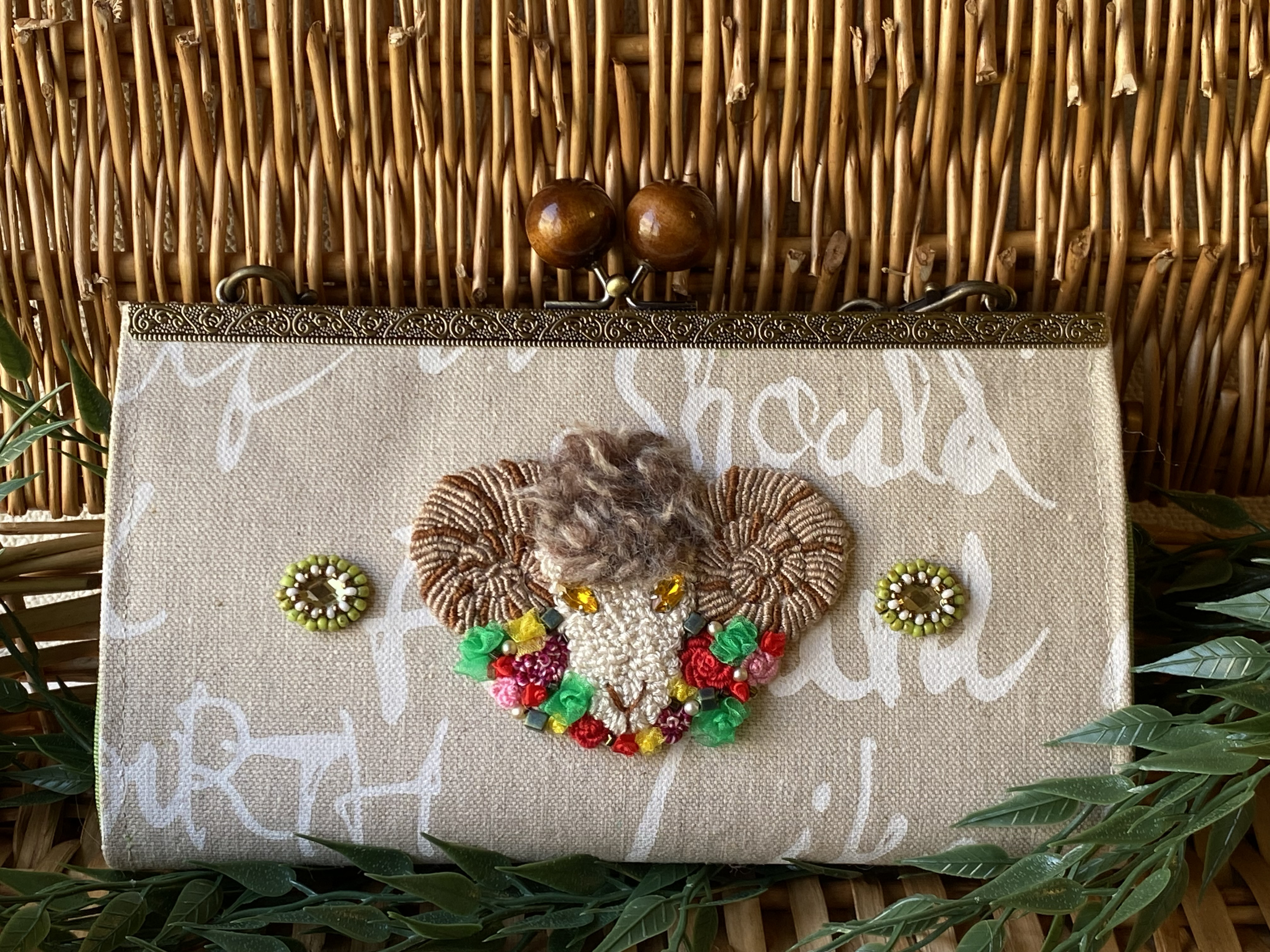 ひつじ刺繍のがま口長財布