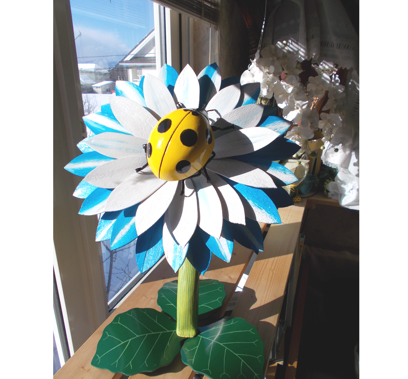 てんとう虫のオブジェ・Ⅱ　「ガーベラもどき　と　キイロてんとう」