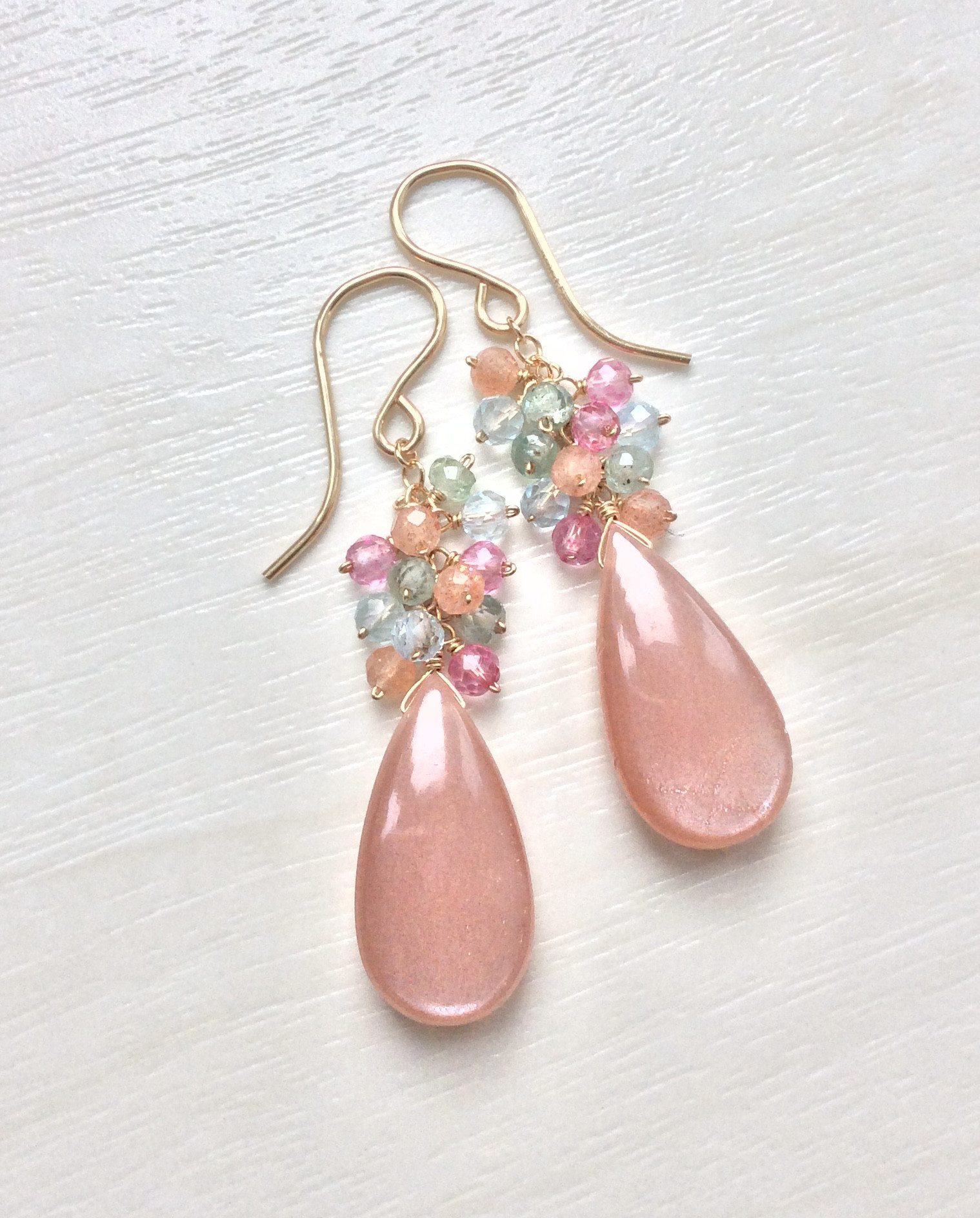 14kgf ピンクムーンストーンの春色ふさふさピアス