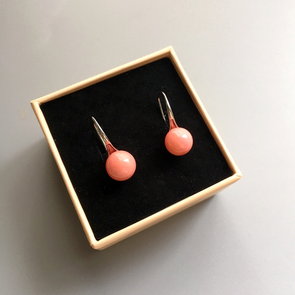 3月の誕生石 オレンジピンクももカラーのコーラルxドロップラインの