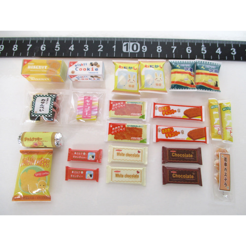小さな駄菓子セット ミニチュア・ミニチュアフード幅6.5㎝×奥7㎝×高1.5