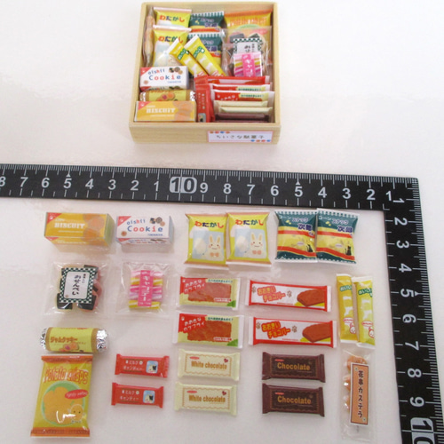小さな駄菓子セット ミニチュア・ミニチュアフード幅6.5㎝×奥7㎝×高1.5