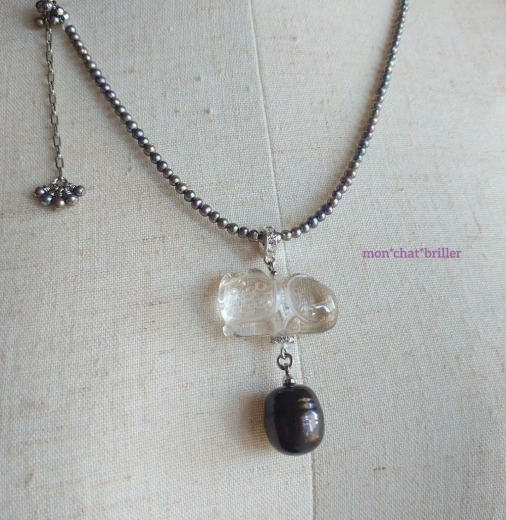 ほんの気持ちルチルの入ったネコ＆ブラックパールのペンダントネックレス　素敵な逸品