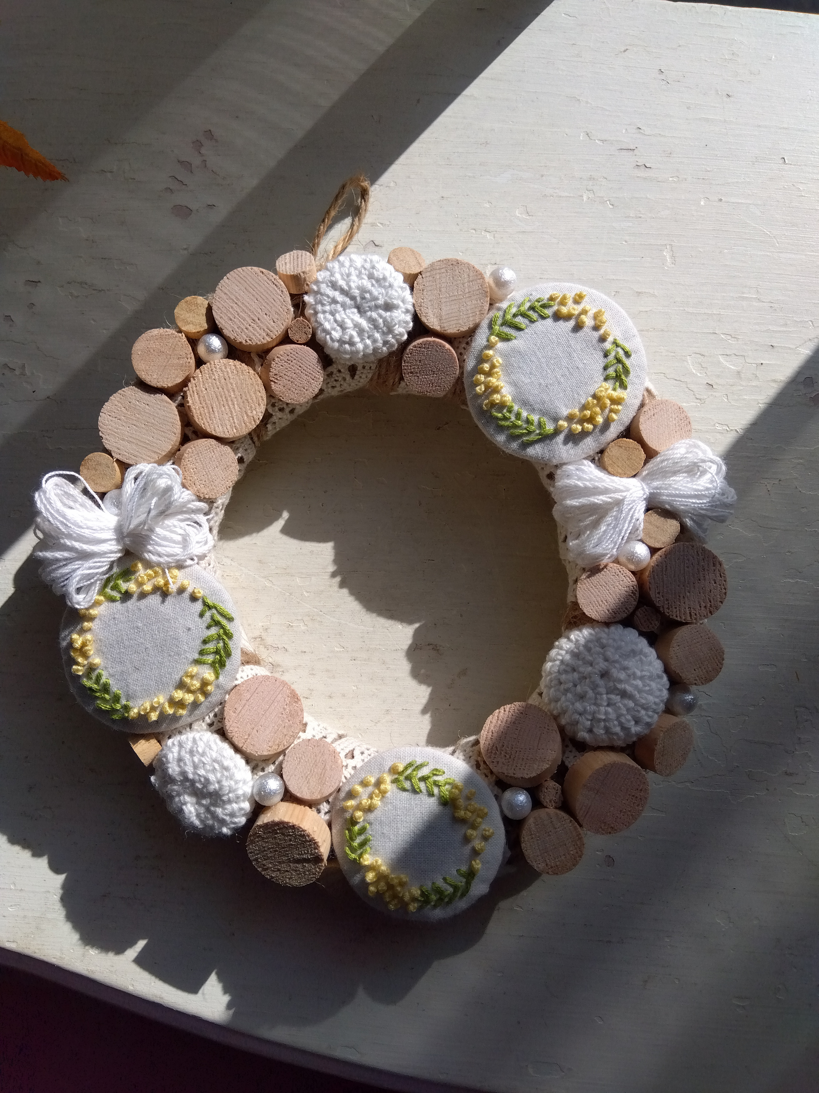 木とミモザ刺繍のリース