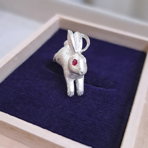 両目ルビー 白うさぎ ペンダント トップ】うさぎネックレス うさぎ